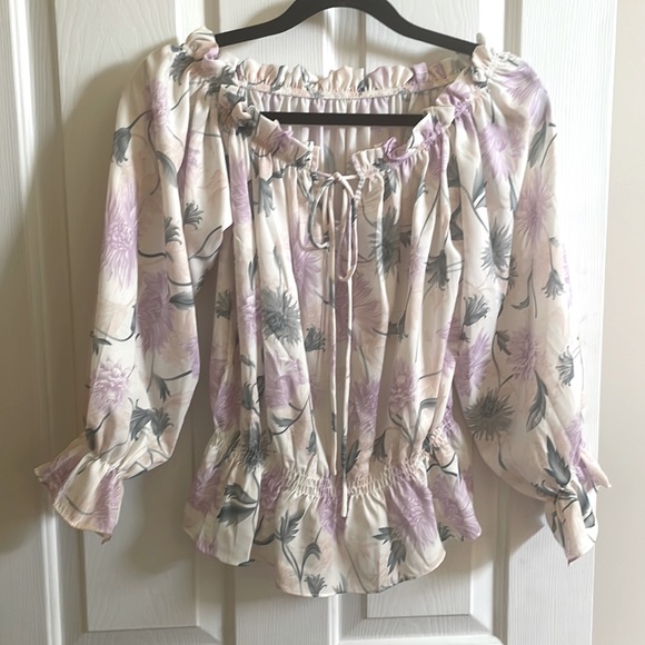 🛍️ Lavender floral top - Picture 1 of 6